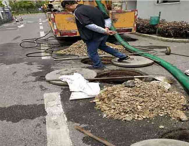 樓房抽隔油池 平房隔油池清理 4S店清理隔油池 社區(qū)清掏隔油池 酒店隔油池清掏 飯店抽隔油池 別墅隔油池清理 中學(xué)抽隔油池